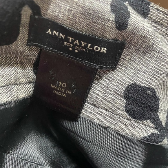 Like New! Ann Taylor Black and Gray Floral Skirt - Picture 4 of 5